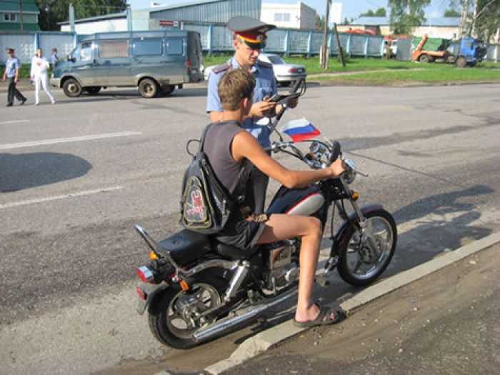 Как на мотоцикле перевозить детей avtopraim.ru