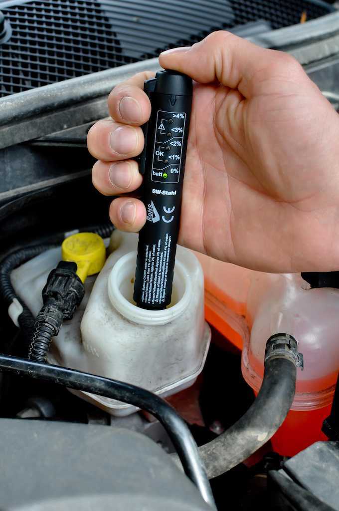 Как часто нужно менять тормозную жидкость в автомобиле?