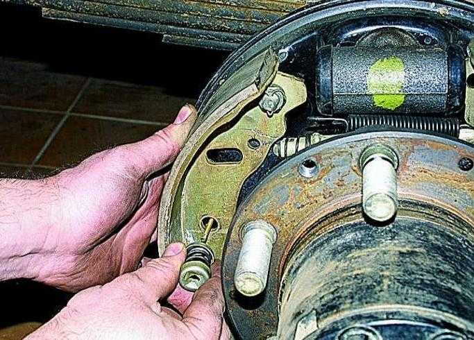 Как заменить тормозной цилиндр задних колес автомобиля Газель