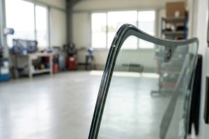Новое лобовое стекло автомобиля в мастерской