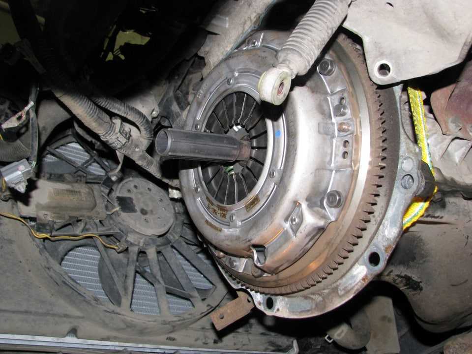 Прокачка привода сцепления Mazda 3