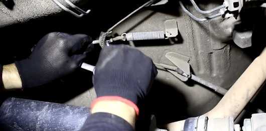 Как заменить и отрегулировать трос ручника ваз-21213
