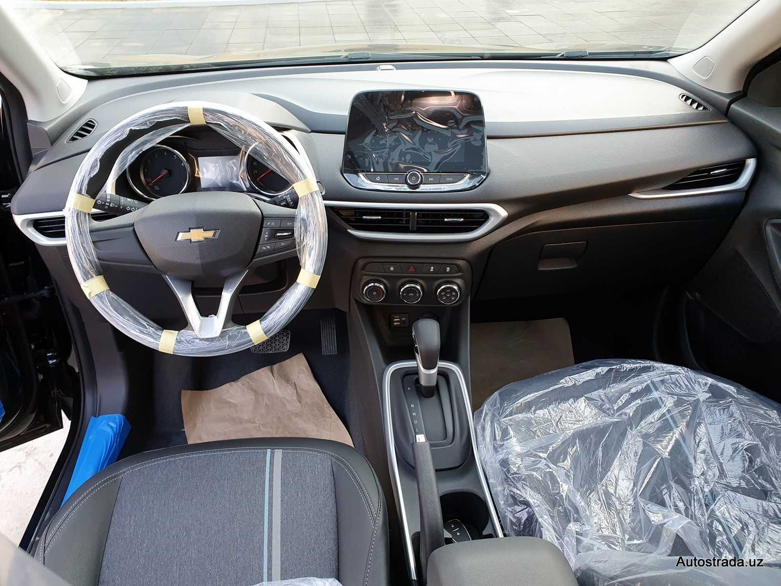 Комплектация автомобиля Chevrolet Tracker, технические характеристики, салон, багажник, двигатель, отзывы, цены