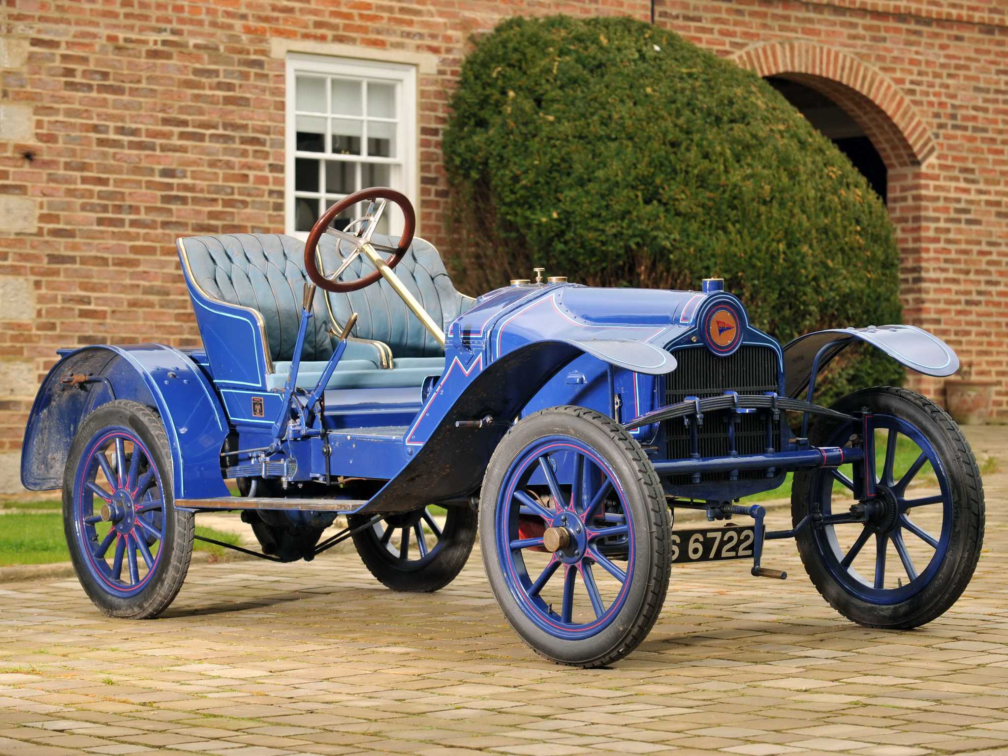 1 машина на свете. Первый автомобиль 1806. Самая первая машина. Самый первый автомобиль. Первая бензиновая машина.