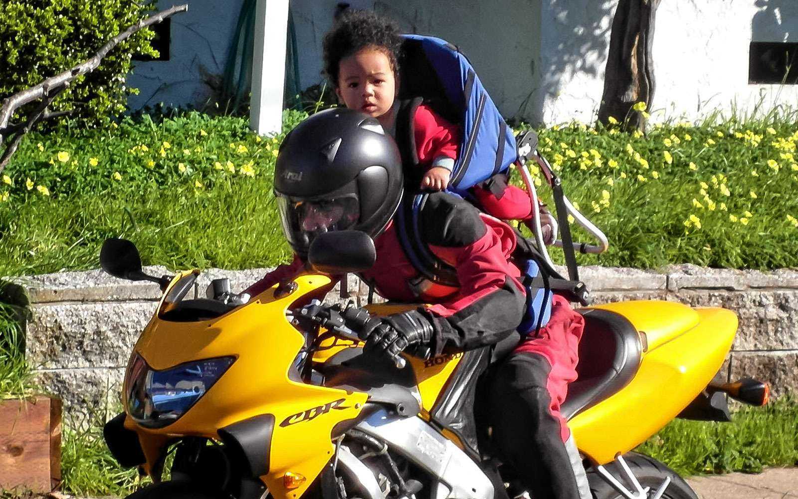 Можно возить ребенка на мотоцикле. Перевозка детей на мотоцикле. Мотоцикл для детей. Детское кресло для мопеда. Мопед с пассажиром.