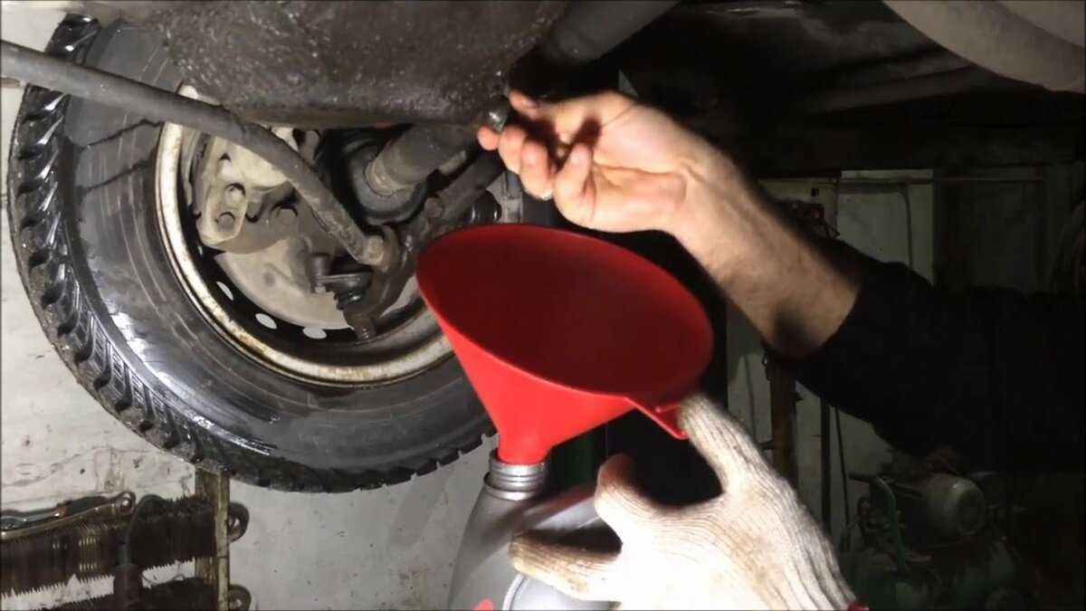Как правильно менять масло в двигателе через щуп или пробку что лучше