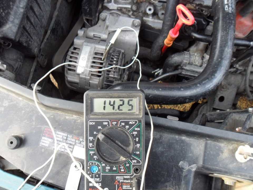 Заряжается аккумулятор на холостом ходу зимой. Напряжение на АКБ автомобиля 14 вольт. ВАЗ 2110 Генератор выдает 13,8 в аккумулятор не заряжается. Маленькое напряжение 13 вольт выдает Генератор МТЗ 82-. Зарядка аккумулятора автомобиля от генератора Вольтаж.