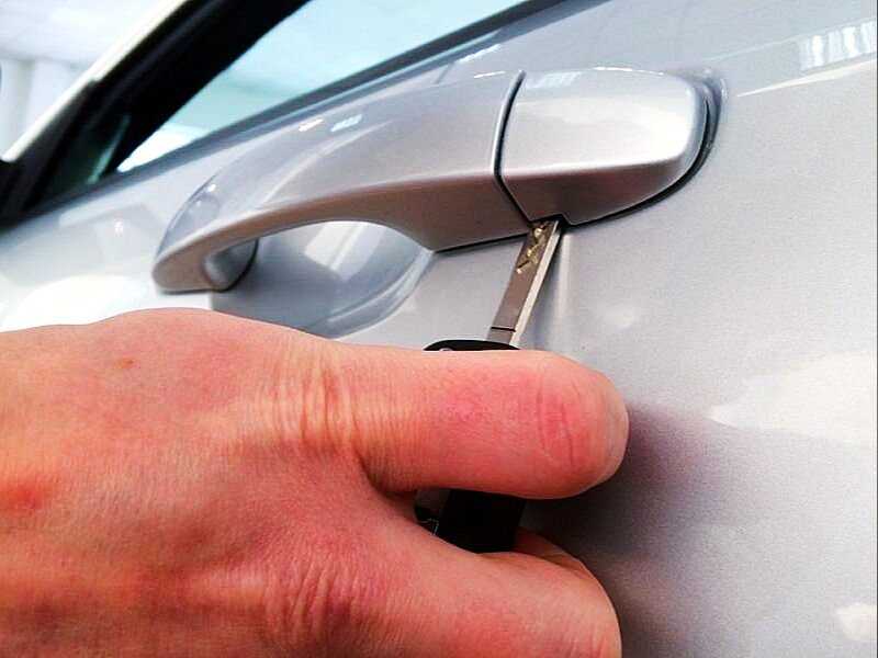Не открывается машина ни с брелка ни с ключа