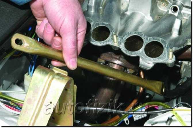 Замена прокладки впускного коллектора трубопровода и выпускного коллектора на инжекторном двигателе автомобиля ваз 2107