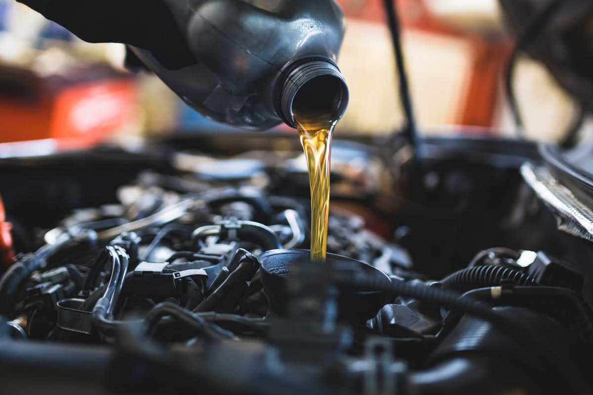 Менять ли часто масло в двигателе?
