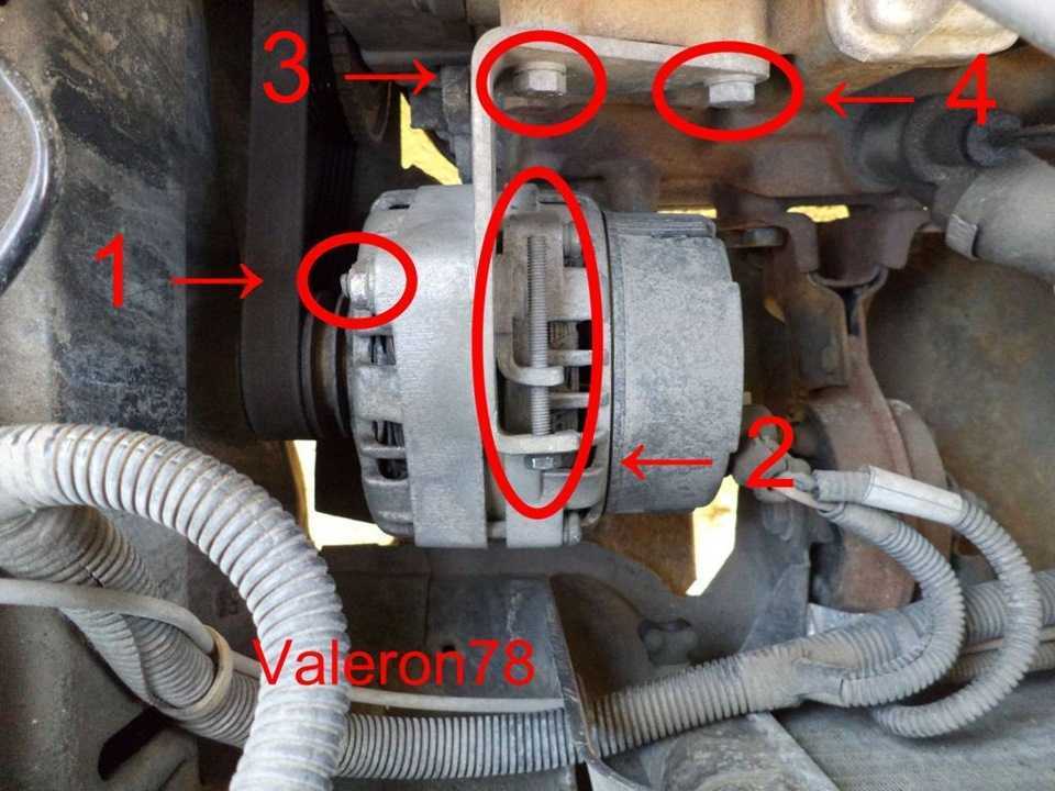 Как снять генератор ваз 2114. Генератор ВАЗ 2115 инжектор 8 клапанов. Как снять Генератор на ВАЗ 2114. Генератор на ВАЗ 2115 инжектор 8. Болт генератора ВАЗ 2114.