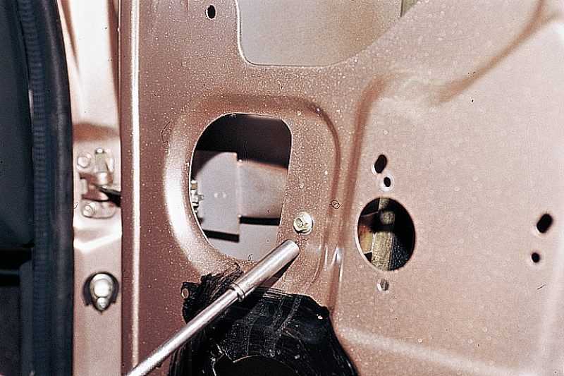 Схема организации смены стеклоподъемника передней двери на «семерке»
